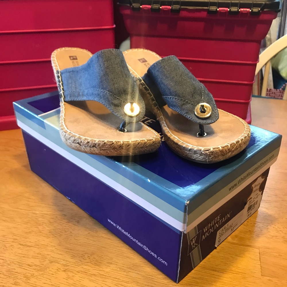 DENIM WHITE MOUNTAIN SANDAL. Sz 6.5